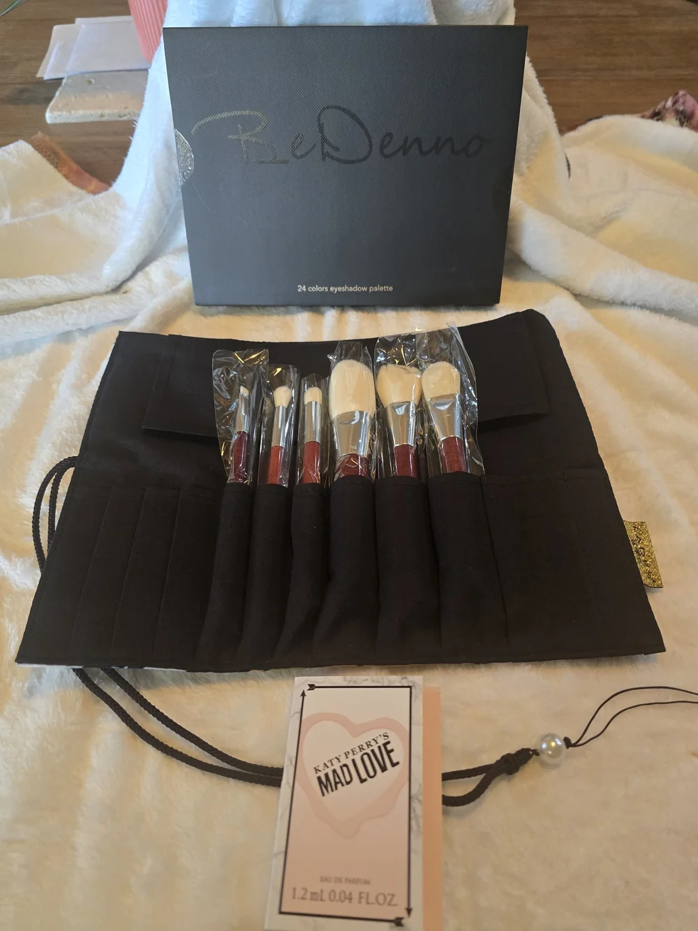 BeDenno 24-Color Eyeshadow Palette with Brown Handle Brush Set Katy Perry Sample